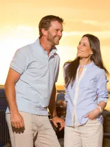 Remera tipo polo negra de algodón, con cuello y borde de mangas con línea blanca.