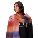 Bufanda de tejido suave y esponjoso con diseño de cuadros grandes en tonos cálidos y fríos, terminada con flecos en los extremos y etiqueta de la marca.