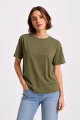 Remera de algodón de manga corta y calce holgado, con cuello redondo y diseño floral frontal realizado con studs metálicos.