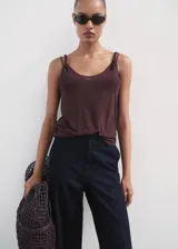 Pantalón wide leg de tiro alto en tejido de algodón estilo denim, color azul marino, con trabillas, cuatro bolsillos y cierre oculto con botón, gancho y cremallera.