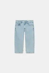Jeans capri de tiro medio y corte recto de la colección Zara Woman Collection, en color celeste lavado, con diseño de cinco bolsillos y cierre frontal con cremallera y botón metálico.