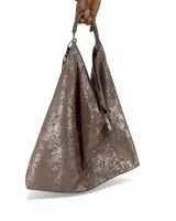 Bolso tipo shopper de gran capacidad, confeccionado en gamuza texturizada con acabado metalizado en tono bronce. Presenta un diseño holgado, asa reforzada para llevar al hombro o antebrazo y doble cierre superior.