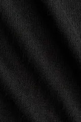 Top de punto fino transparente color negro, de manga larga con hombros caídos, escote bote amplio y ribete enrollado, con remate acanalado ancho en puños y bajo.