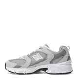 Championes urbanos New Balance modelo 530, color gris con detalles en blanco y negro, confeccionados en malla transpirable y capas superpuestas de material sintético. Cuentan con el logotipo "N" en los laterales y entresuela con tecnología ABZORB.