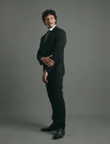 Ambo de corte slim fit compuesto por saco de dos botones y pantalón de vestir a juego. Confeccionado en tejido con elastano para mayor confort y movilidad.