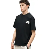 Remera Nike SB de manga corta y color negro, con diseño clásico de cuello redondo y pequeño logotipo estampado en el pecho.