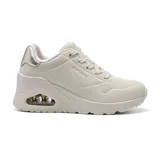 Championes Skechers modelo Street Uno Wedge, color blanco con detalles metalizados en el talón. Presentan diseño de plataforma con cuña, entresuela con cámara de aire visible Skech-Air y plantilla Air-Cooled Memory Foam.