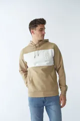 Buzo canguro de felpa azul marino y gris con capucha ajustable, bolsillo tipo canguro, mangas largas y logo en relieve.