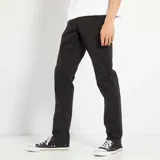 Pantalon de corte slim con diseño clásico de cinco bolsillos, confeccionado en tela de algodón resistente de color negro.