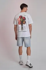 Remera de manga corta color verde oscuro, de corte holgado y cuello redondo.