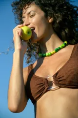Conjunto de bikini color marrón con textura acanalada. El corpiño es de estilo deportivo con escote redondo y tirantes anchos, mientras que la bombacha es de corte vedetina con hebillas decorativas en los laterales.