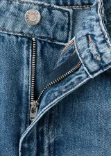 Jeans de denim de corte recto en color azul medio, de tiro medio con bolsillos clásicos y cierre frontal.