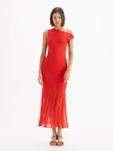 Vestido midi rojo de corte sirena, con diseño de un solo hombro, escote asimétrico drapeado y falda con paneles plisados semitransparentes a partir de las rodillas.