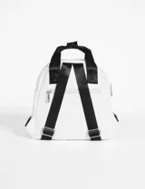 Mochila color tostado con textura símil cuero, bolsillo frontal con cierre, asa corta superior y tiras traseras regulables.