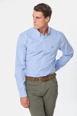 Camisa celeste con estampado a cuadros, de manga larga, con cuello abotonado, bolsillo en el pecho y logo bordado.