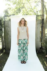 Pantalón wide leg holgado con estampa ikat en tonos verde, turquesa, beige y marrón, con cintura elástica.