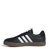 Championes Adidas modelo VL Court 3.0, de diseño urbano con parte superior en color negro y las icónicas tres tiras laterales en blanco. Presenta una suela vulcanizada de caucho en tono marrón oscuro y cierre mediante cordones.