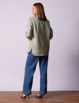 Camisa verde claro de tencel, marca Hester & Orchand. Cuello con solapa, escote en V y abertura central con botones. Delantera con bolsillos. Largo de manga regulable con presilla y botón.