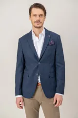 Saco de vestir azul marino con textura jaspeada, corte entallado, cierre frontal de dos botones y bolsillos con solapa. Incluye un pañuelo de bolsillo estampado.