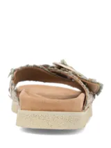 Sandalias planas de mujer en color dorado metalizado, con tiras cruzadas texturizadas y una hebilla grande decorativa en el empeine. Posee plantilla anatómica y suela de goma texturizada.