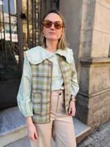 Camisa verde menta con amplio cuello marinero con volados, mangas largas y abotonadura frontal con botones nacarados.
