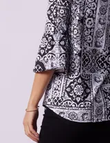 Blusa estampada de seda fría, marca Ruby Rd., con cuello redondo con aberturas y mangas 3/4 acampanadas.