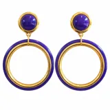 Par de caravanas vintage Fahoma de metal dorado con resina color violeta, diseño de botón superior semiesférico y gran aro colgante.