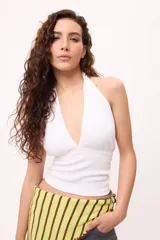 Top color marrón de lycra con escote halter y espalda descubierta.