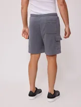 Short deportivo gris con bolsillos cargo laterales y cordón ajustable en la cintura.