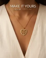 Collar de bronce dorado con cadena fina y dije en forma de corazón con diseño de árbol de la vida, rodeado de microzirconias blancas y piedras de colores en las hojas.