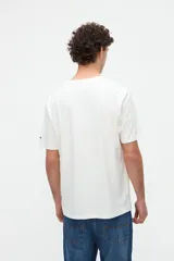 Remera negra de algodón pesado con calce relaxed, cuello redondo y manga corta. Cuenta con un diseño gráfico central que combina fotografía de un cactus en tonos grises con la leyenda "Wilder Days" en granate.