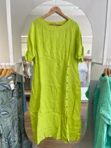 Vestido largo oversize de lino color verde lima, con mangas 3/4 y botones decorativos.