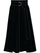 Falda midi negra de corte evasé, con cinturón extralargo y hebilla en forma de D.