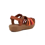 Sandalia de cuero color marrón con tiras entrecruzadas en naranja y rojo.