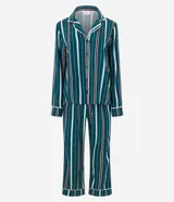 Pijama de dos piezas estilo americano confeccionado en viscosa. Incluye una camisa de mangas largas con cuello solapa, cierre frontal con botones y detalle de vivo contrastante, junto con un pantalón de cintura elástica. Presenta un diseño estampado a rayas verticales en tonos verde, blanco y bordó.
