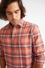 Camisa de viyela a cuadros color ladrillo, azul y blanco, de corte slim fit, manga larga, con bolsillo en el pecho y logo bordado.