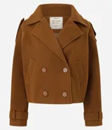 Saco corto de poliéster color marrón, de Marfinno, con cuello solapa amplio, doble botonadura frontal, mangas largas con puños ajustables y trabillas en los hombros.