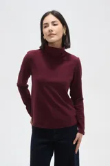Polera de manga larga con cuello alto, confeccionada en tejido de punto suave.