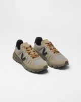 Championes Veja modelo Salar Alveomesh, color marrón con detalles en gris y negro. Presentan una estructura combinada de malla técnica y gamuza, con suela Vibram para mayor tracción y cordones jaspeados.
