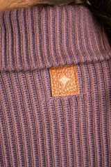 Cardigan tejido de algodón en color marrón, con cuello solapa, cierre frontal completo con cremallera y diseño de canalé ancho.