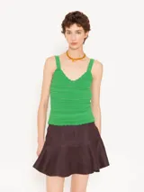 Top tejido color verde, con escote en V, breteles anchos y textura calada.