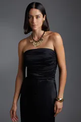 Top strapless negro con frunces laterales.