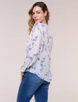 Blusa de gasa Zac & Rachel con estampado de rayas verticales en tonos rosados, amarillos y blancos. Presenta escote en V con cuello mao, cierre frontal con botones, un bolsillo aplicado en el pecho, mangas largas con presilla para regular el largo y detalle de nudo en el dobladillo inferior.