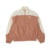 Campera deportiva New Balance Greatest Hits Woven, color marrón con detalles en blanco.