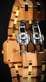 Reloj de pulsera con caja cuadrada de madera de olivo y esfera verde con marcadores minimalistas y agujas doradas. La malla es de madera de olivo con eslabones centrales metálicos en tono dorado.