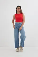 Top tejido fucsia con cuello redondo y sisas amplias.