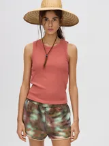 Musculosa de canalé color celeste, con diseño crop y pequeño logo bordado en el centro del pecho.