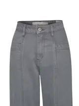 Pantalón jeans de tiro alto color gris, estilo cargo con pierna recta, bolsillos utilitarios y costuras pespunteadas decorativas.
