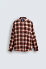 Camisa de corte regular confeccionada en tejido fluido de algodón y viscosa. Presenta un diseño de cuadros, cuello solapa, manga larga con puños abotonados, bolsillo en el pecho y cierre frontal con botones.