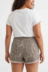 Short de mezclilla color blanco, de tiro alto con detalles de flecos en el ruedo.